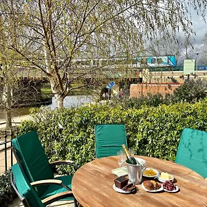 https://riverside-house-with-parking.yorkshirehotels.net